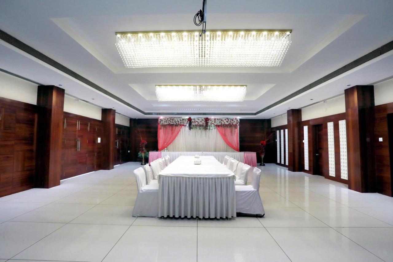 Hotel Shri Khedapati International Dewas Esterno foto