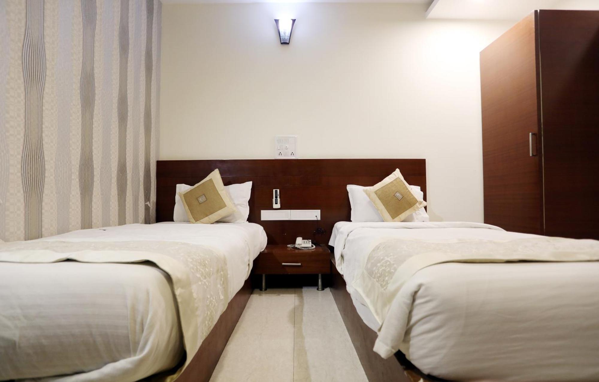Hotel Shri Khedapati International Dewas Esterno foto
