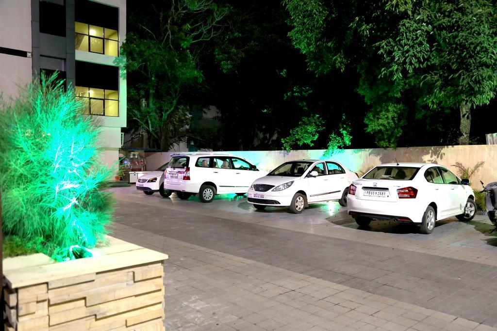 Hotel Shri Khedapati International Dewas Esterno foto