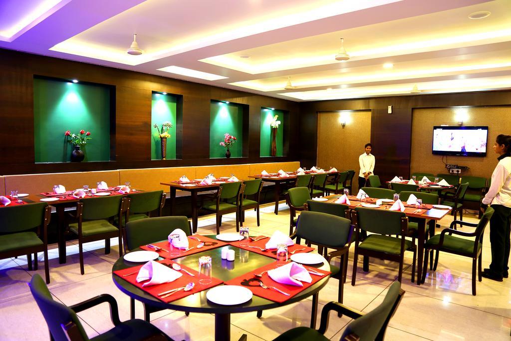 Hotel Shri Khedapati International Dewas Esterno foto
