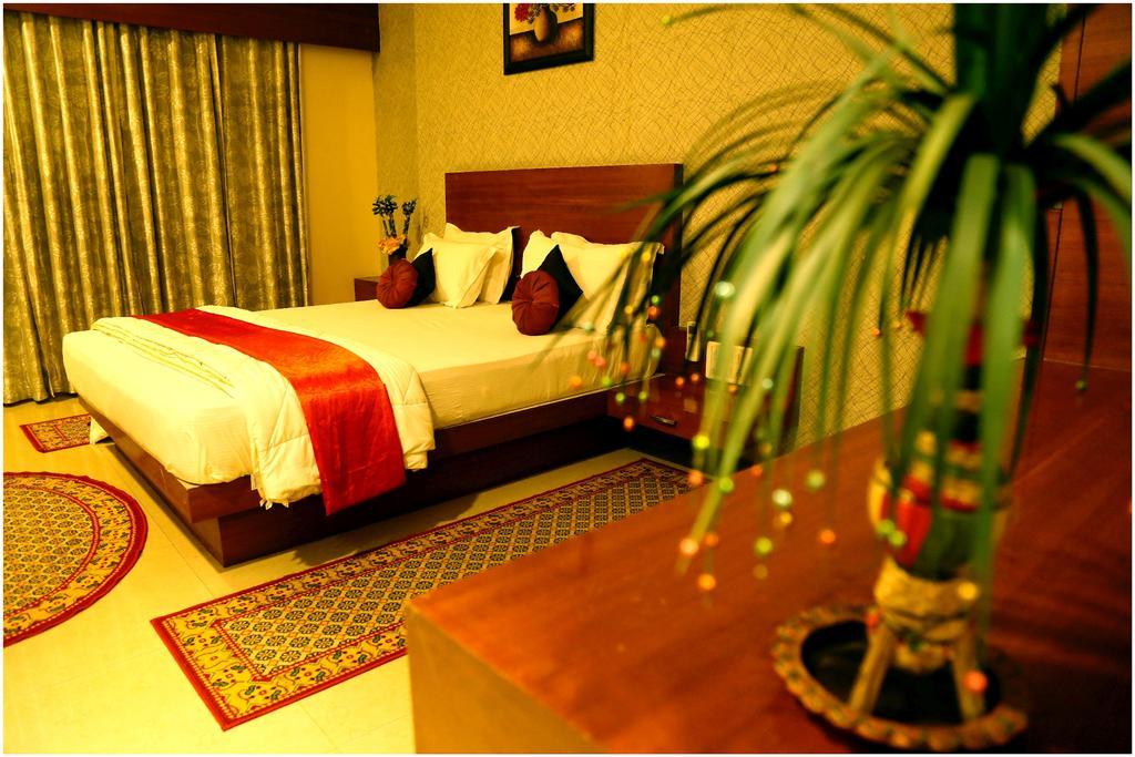 Hotel Shri Khedapati International Dewas Esterno foto