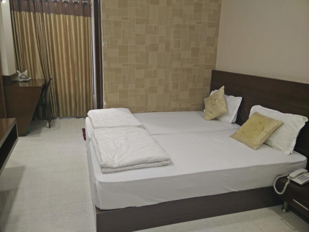Hotel Shri Khedapati International Dewas Esterno foto