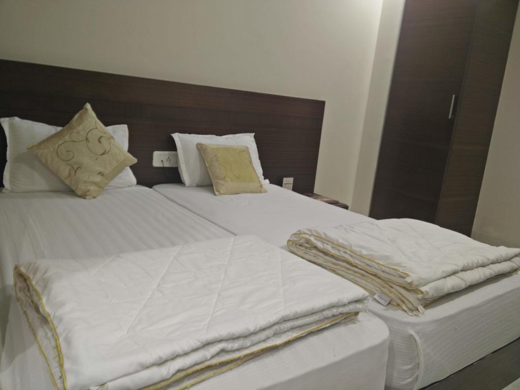 Hotel Shri Khedapati International Dewas Esterno foto