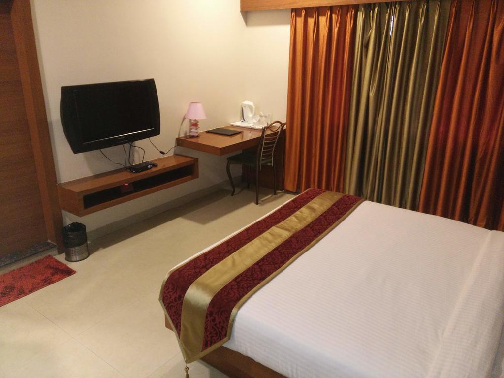 Hotel Shri Khedapati International Dewas Esterno foto