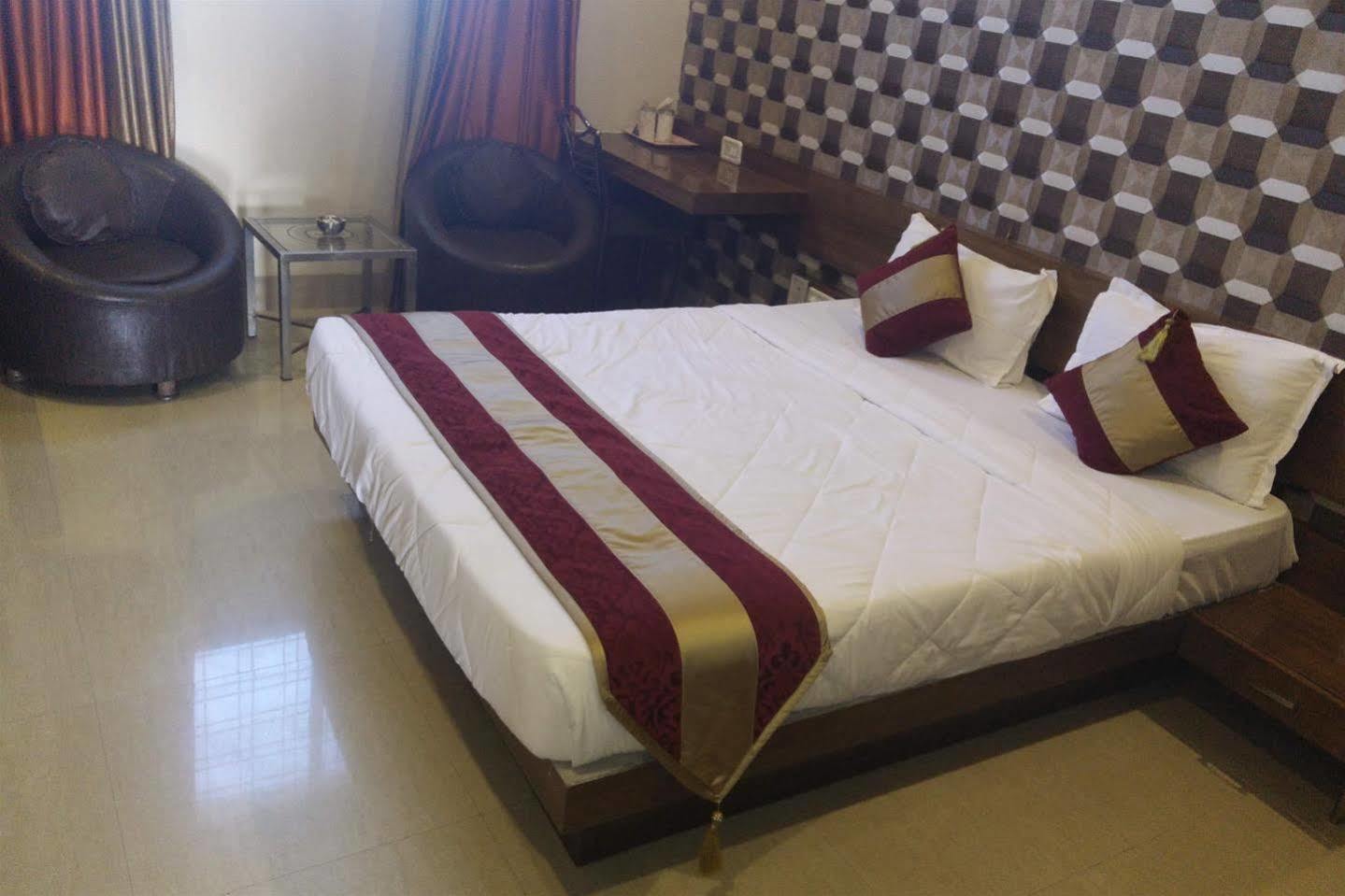 Hotel Shri Khedapati International Dewas Esterno foto