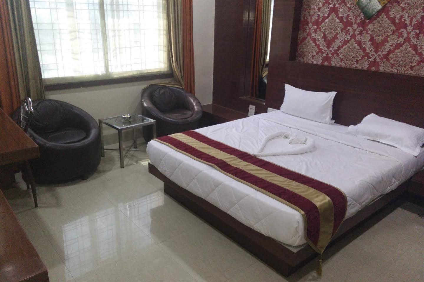 Hotel Shri Khedapati International Dewas Esterno foto