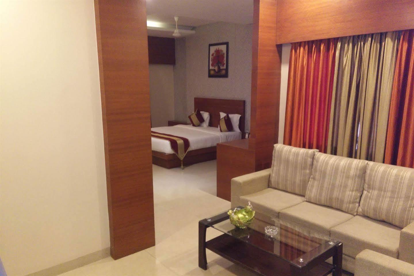 Hotel Shri Khedapati International Dewas Esterno foto