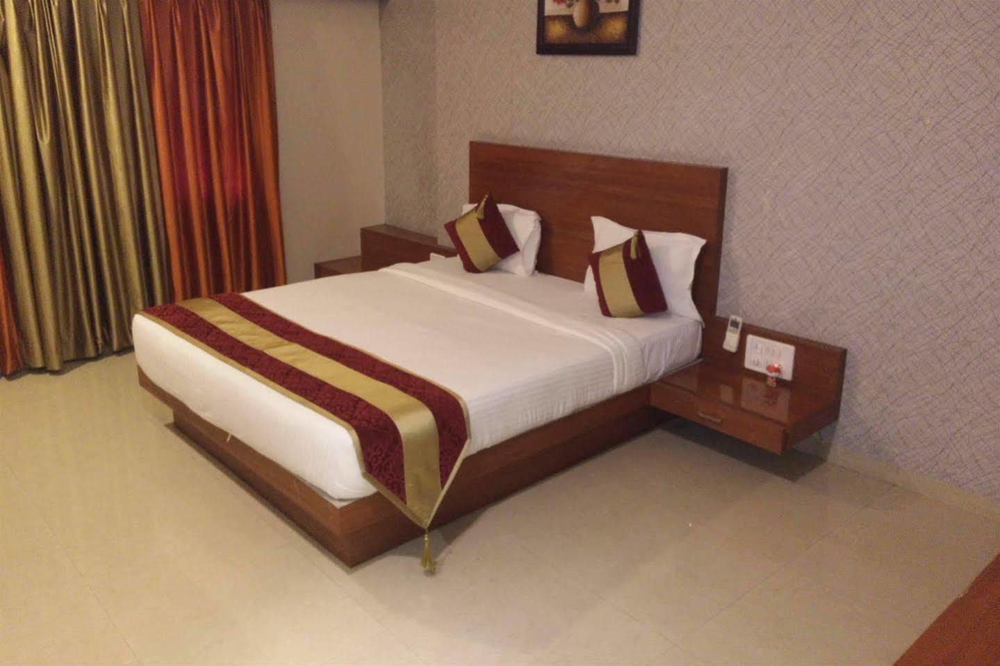 Hotel Shri Khedapati International Dewas Esterno foto