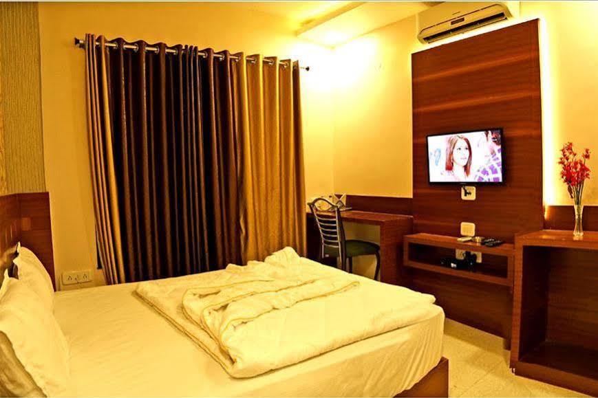 Hotel Shri Khedapati International Dewas Esterno foto