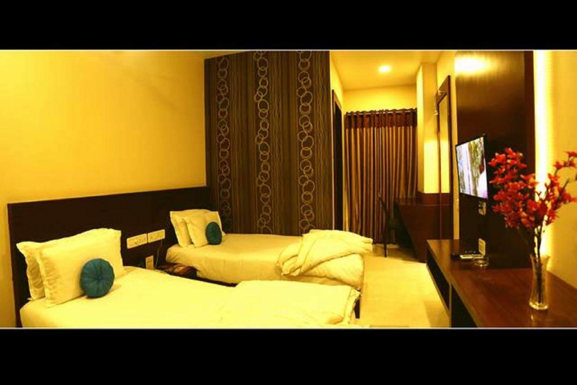 Hotel Shri Khedapati International Dewas Esterno foto