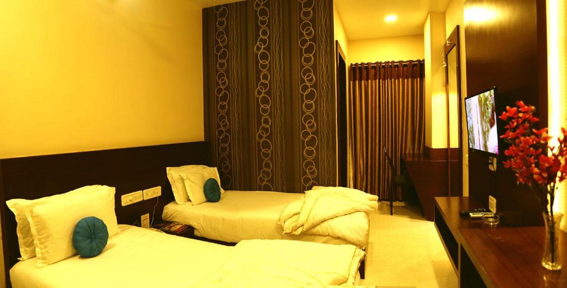 Hotel Shri Khedapati International Dewas Esterno foto
