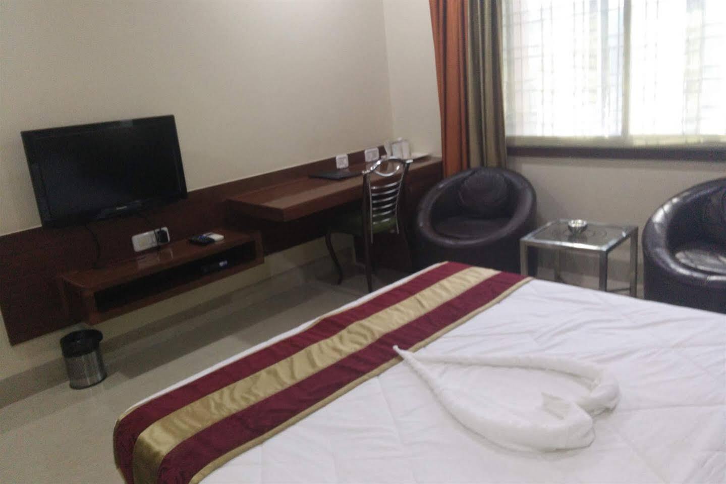 Hotel Shri Khedapati International Dewas Esterno foto