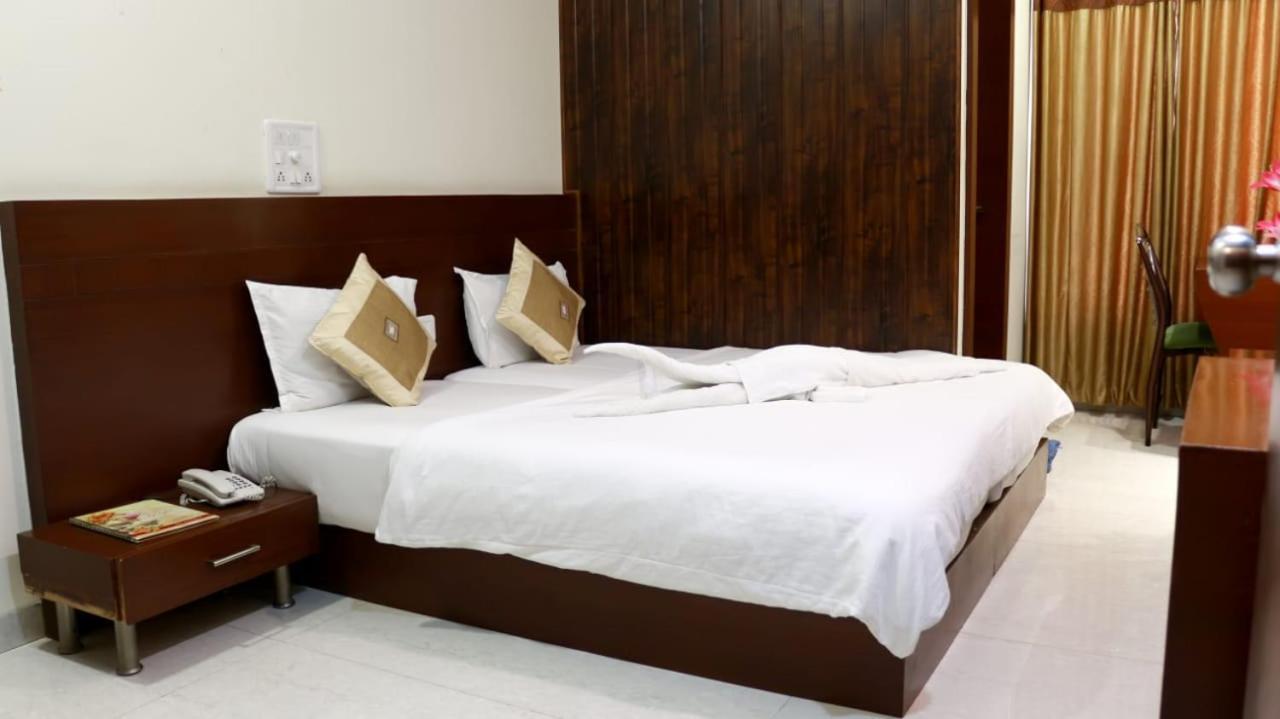 Hotel Shri Khedapati International Dewas Esterno foto